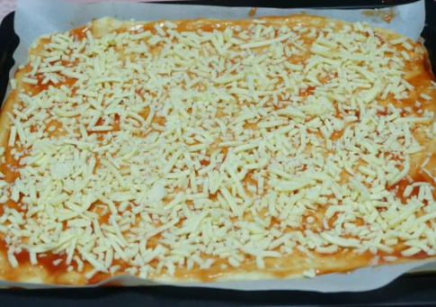 晚上揉面早上烤,這個(gè)披薩味道好,小孩子最愛了